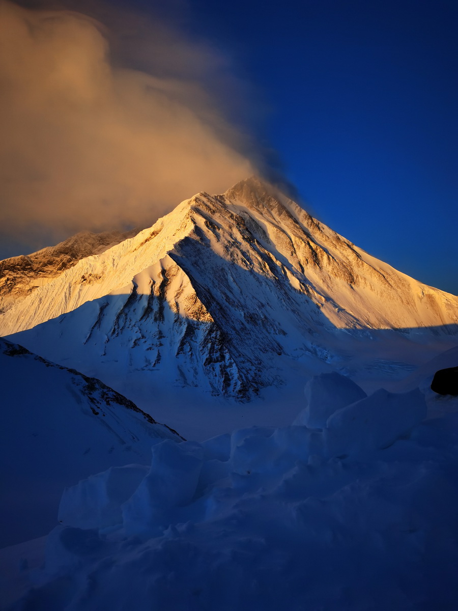 從珠峰海拔7028米以上拍攝的壯美景色（5月12日攝）。新華社特約記者 扎西次仁 攝