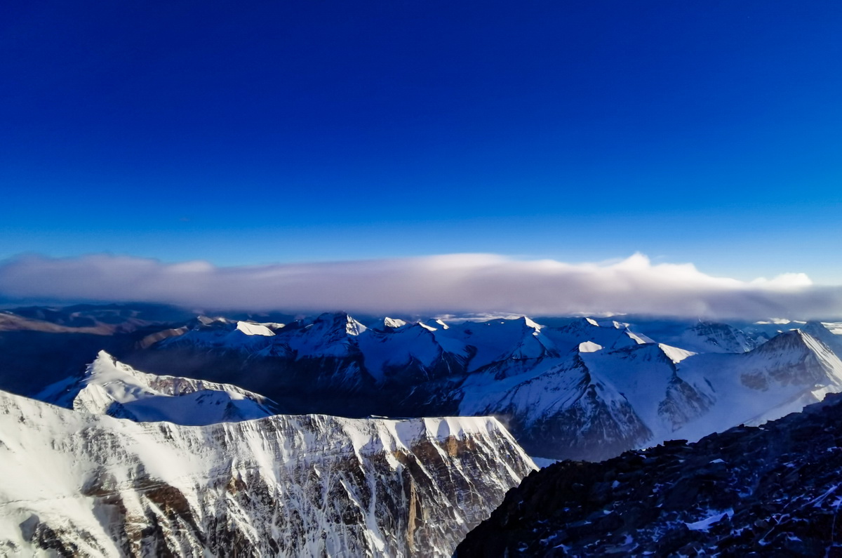 從珠峰海拔7028米以上拍攝的壯美景色（5月12日攝）。新華社特約記者 拉巴 攝