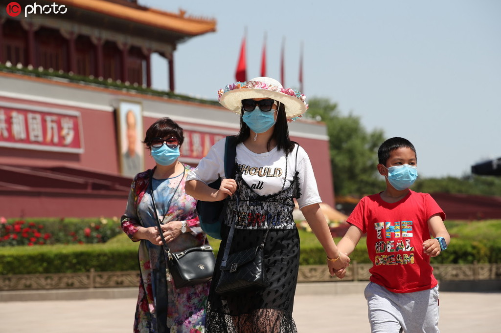北京晴热天气攀升至28摄氏度 游客顶烈日游览热情不减