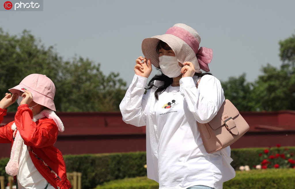 北京晴热天气攀升至28度 游客顶烈日游览热情不减【4】
