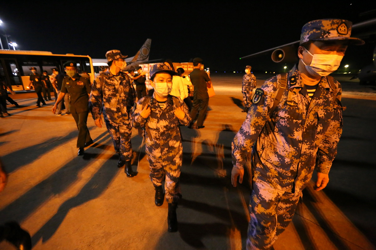 5月12日，在缅甸仰光国际机场，中国军队援缅抗疫医疗专家组准备乘机回国。