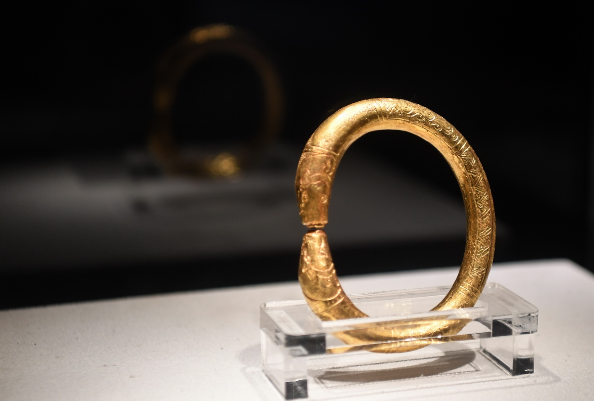 這是位於廣東陽江海陵島的廣東海上絲綢之路博物館展出的“南海I號”出土文物金虯龍紋環（5月12日攝）。