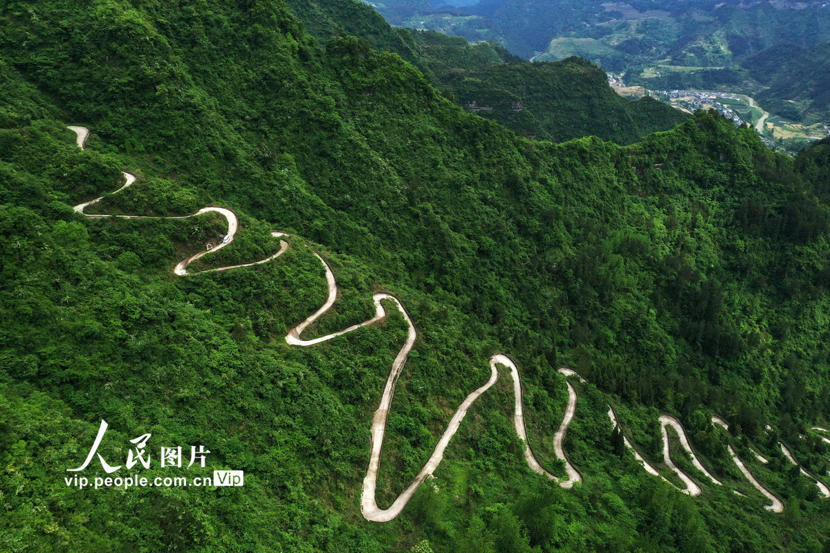 5月14日，重慶市黔江區小南海鎮大路社區的小朝門山產業扶貧公路像長龍一樣蜿蜒在懸崖上。