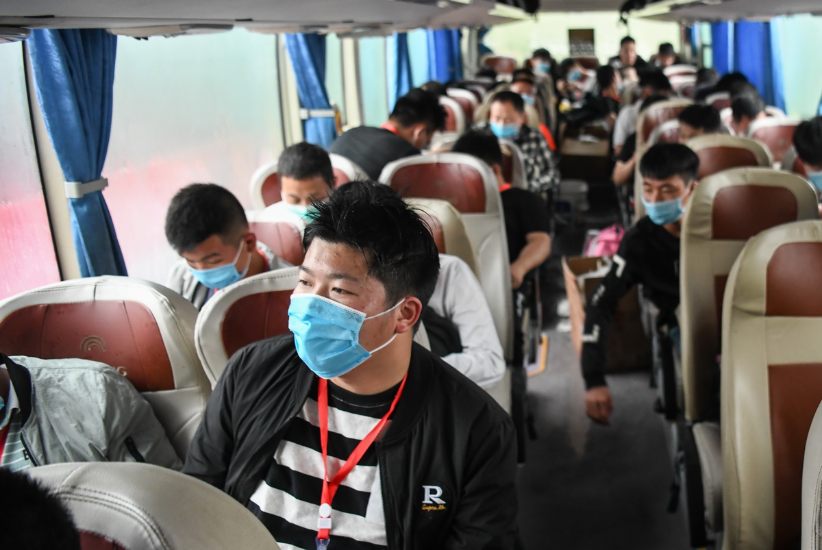 5月14日，即將赴魯就業的湖北務工人員乘坐大巴車從黃岡出發。