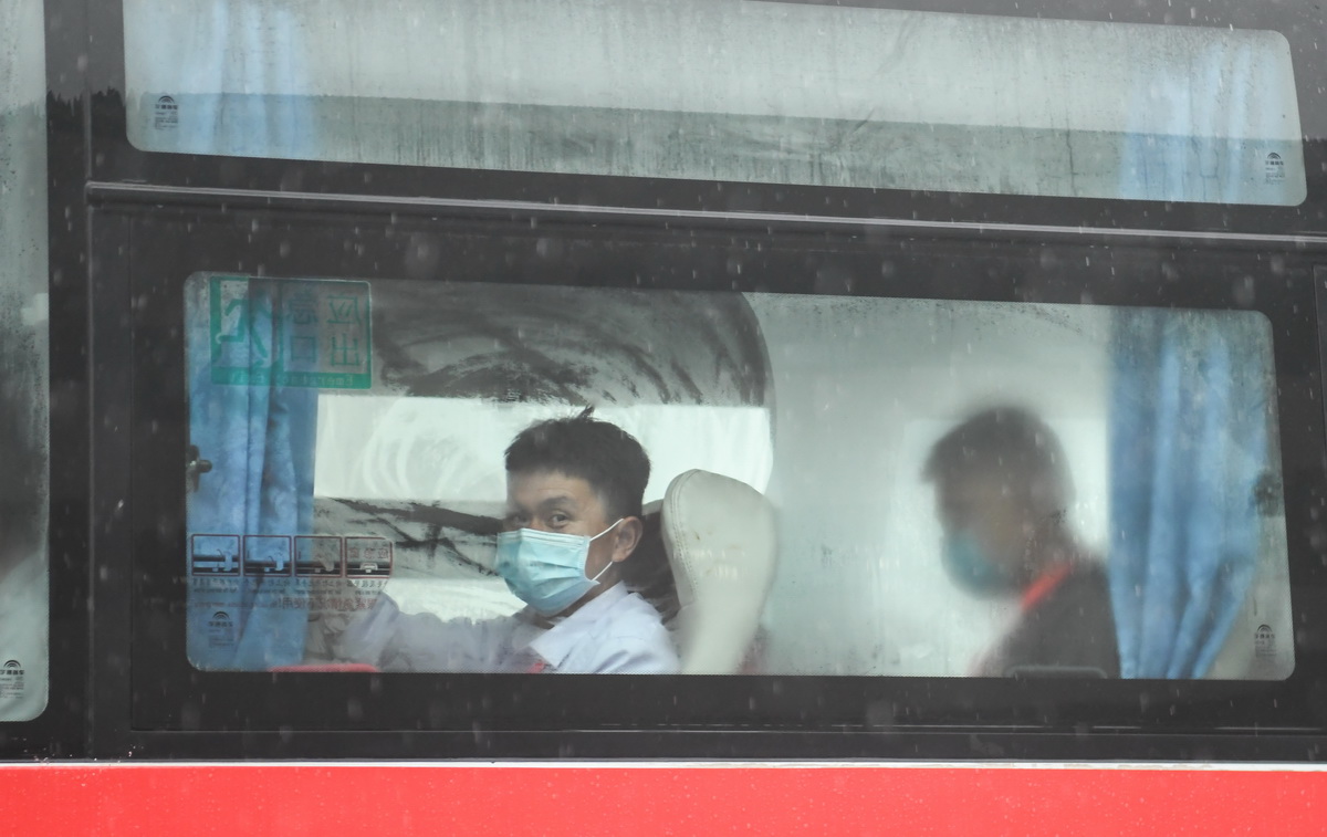 5月14日，即將赴魯就業的湖北務工人員乘坐大巴車從黃岡出發。