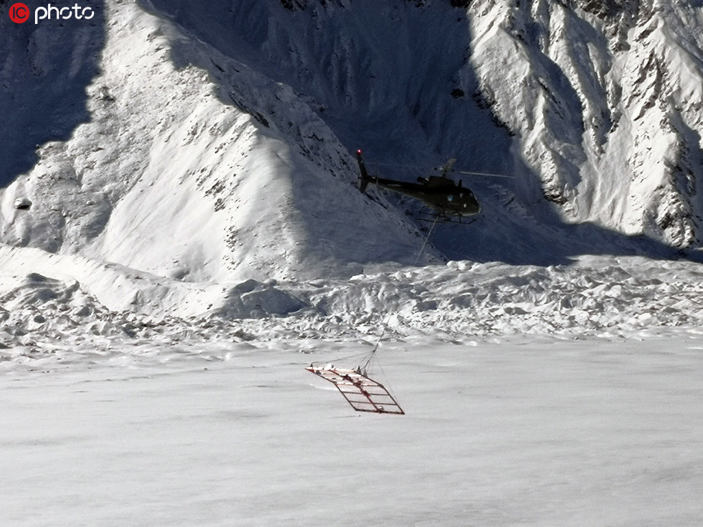 科考队使用机载雷达探测Biafo冰川结构和厚度。