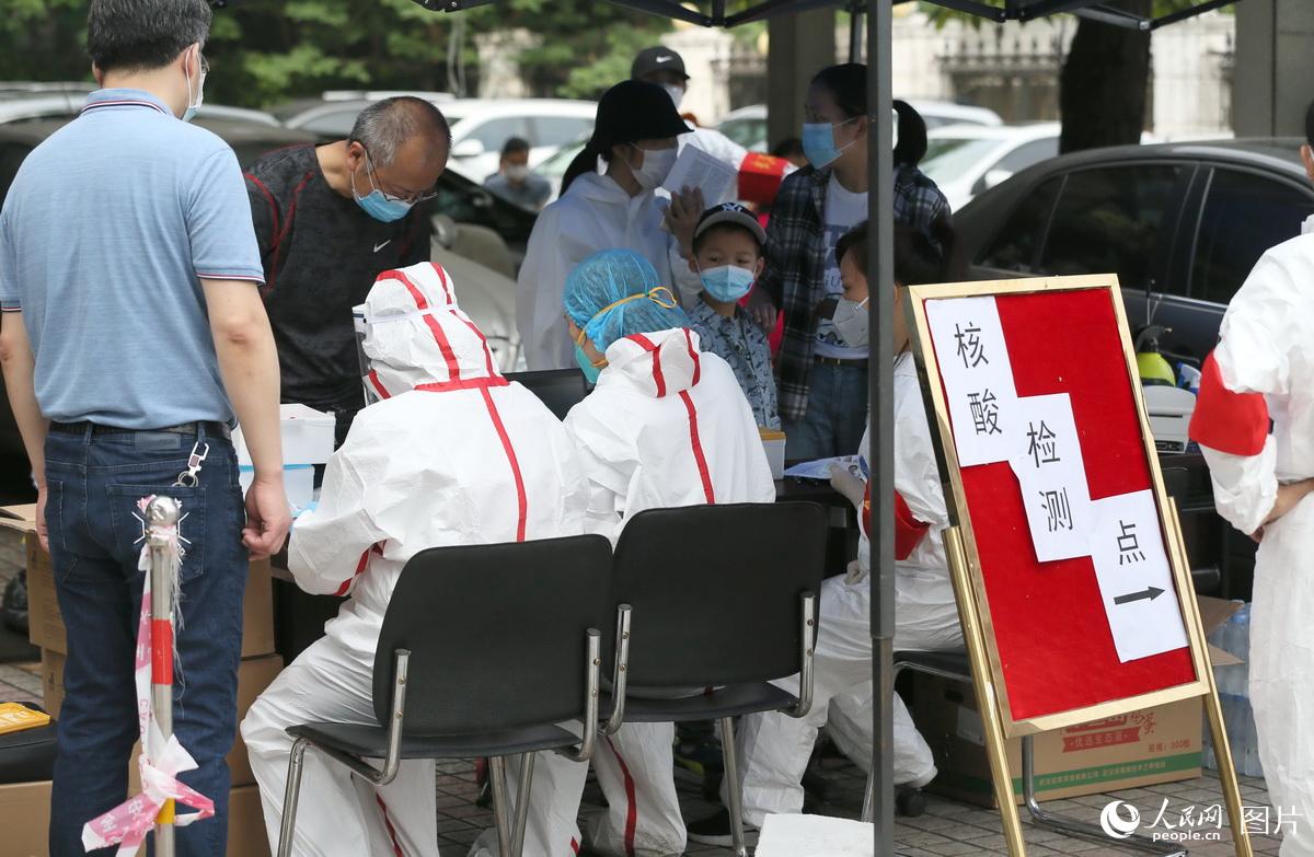 5月17日，勞動街惠中社區武漢晚報宿舍居民小區，武漢市第六醫院的醫護人員，為小區居民進行咽拭子核酸檢測。