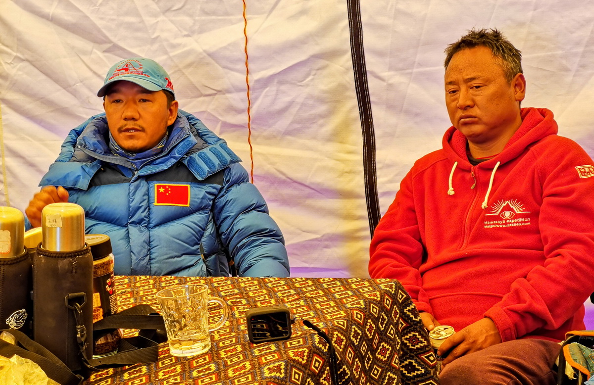 5月18日，2020珠峰高程測量登山隊隊長次落（左），與沖頂隊員旺青索朗在海拔6500米的珠峰前進營地沖頂隊員名單發布現場。