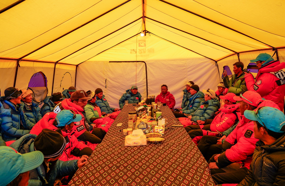 這是在海拔6500米的珠峰前進營地拍攝的公布2020珠峰高程測量12人沖頂隊員名單現場（5月18日攝）。