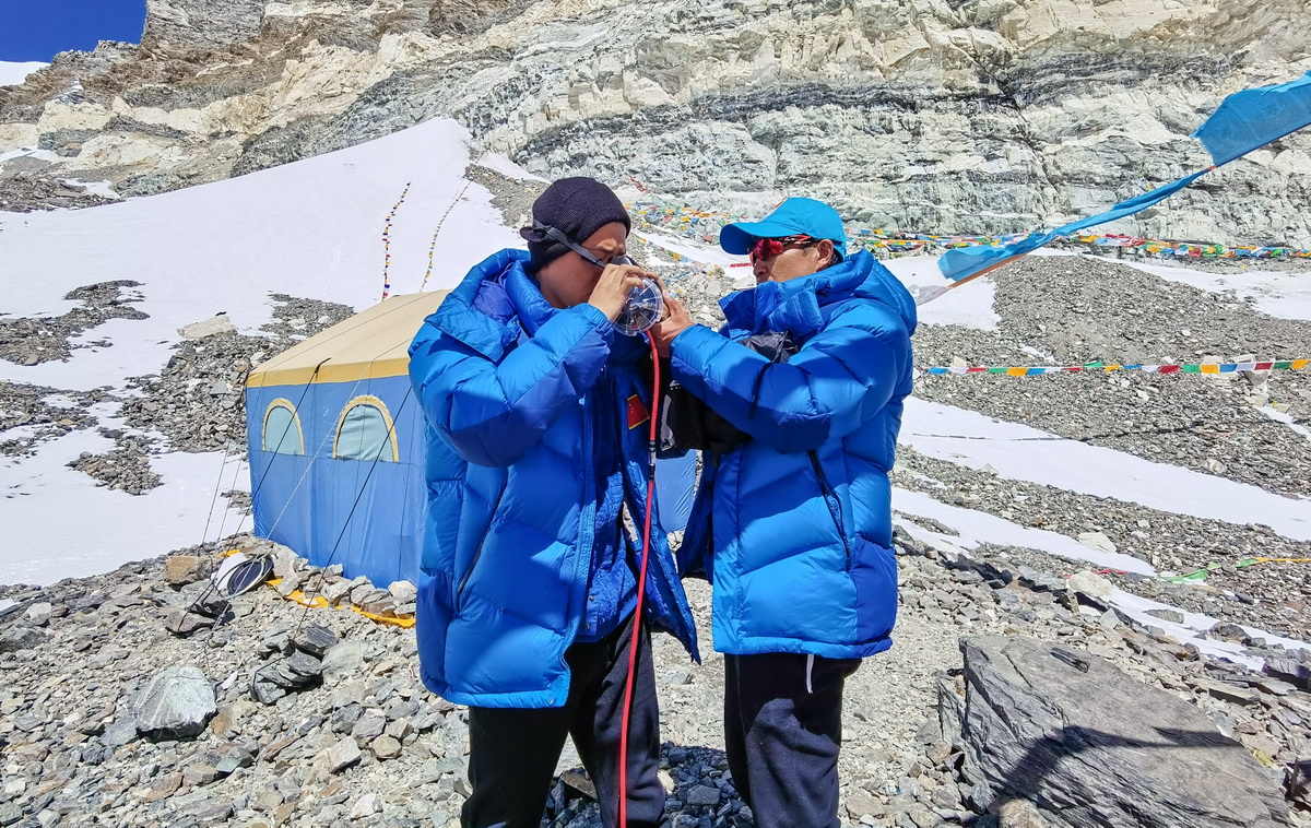 5月18日，國測一大隊沖頂隊員王偉（左）在練習使用氧氣面罩。