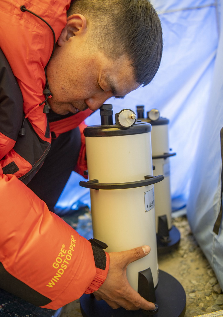 国测一大队队员在珠峰大本营测试地面测量中使用的重力仪（5月3日摄）。新华社记者 晋美多吉 摄