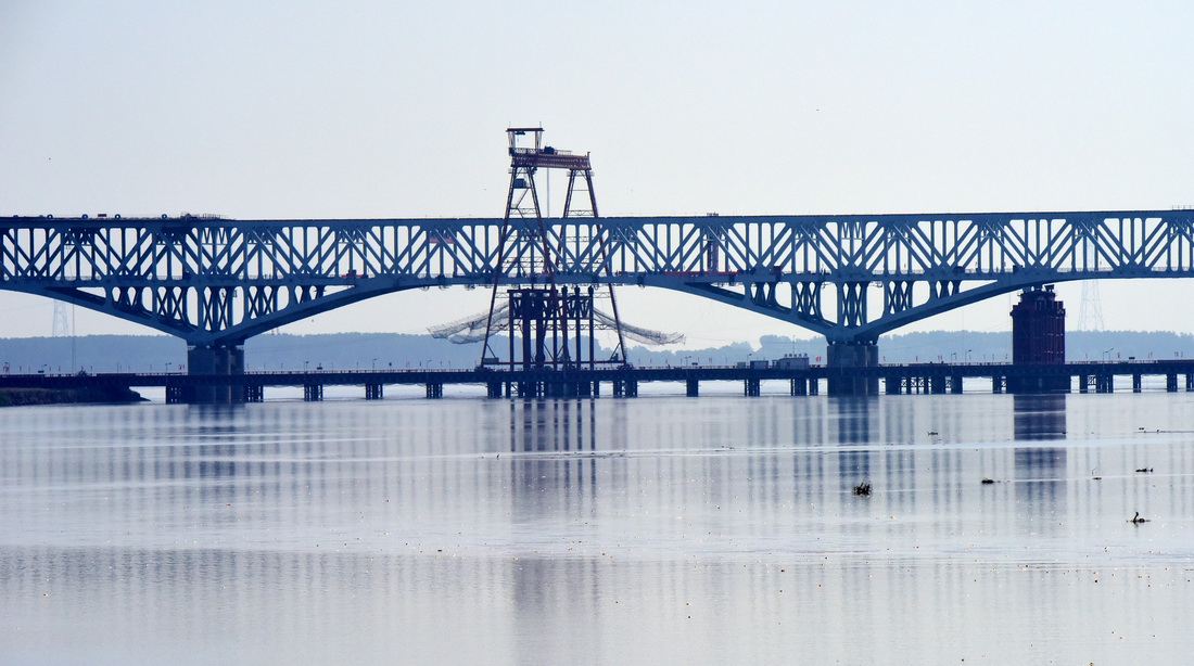 这是5月19日拍摄的施工中的郑济铁路郑州黄河特大桥。