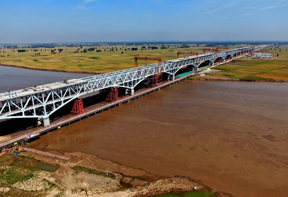 这是5月19日拍摄的施工中的郑济铁路郑州黄河特大桥（无人机照片）。