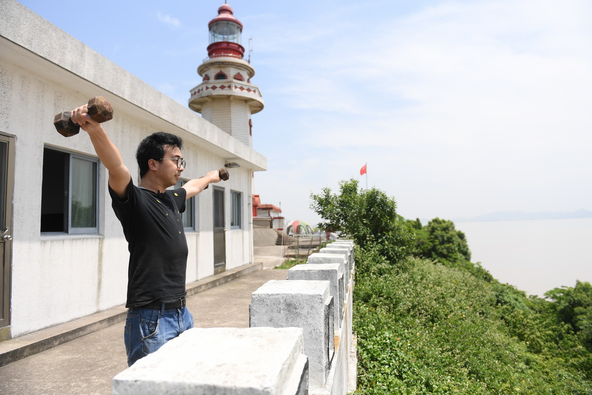 5月20日，在宁波七里屿，叶家第五代灯塔工叶超群在工作间隙健身。叶超群自2013年起在七里屿灯塔工作。