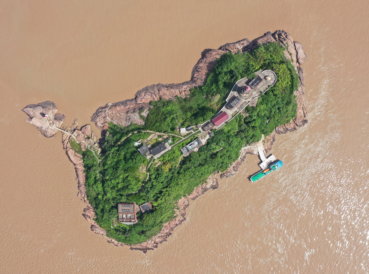 5月20日，补给船在浙江宁波七里屿码头靠岸（无人机照片）。补给船每周送一次生活物资。