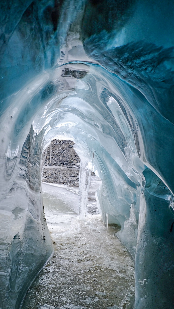 前往海拔6500米珠峰前进营地途中的冰洞（5月20日摄）。
