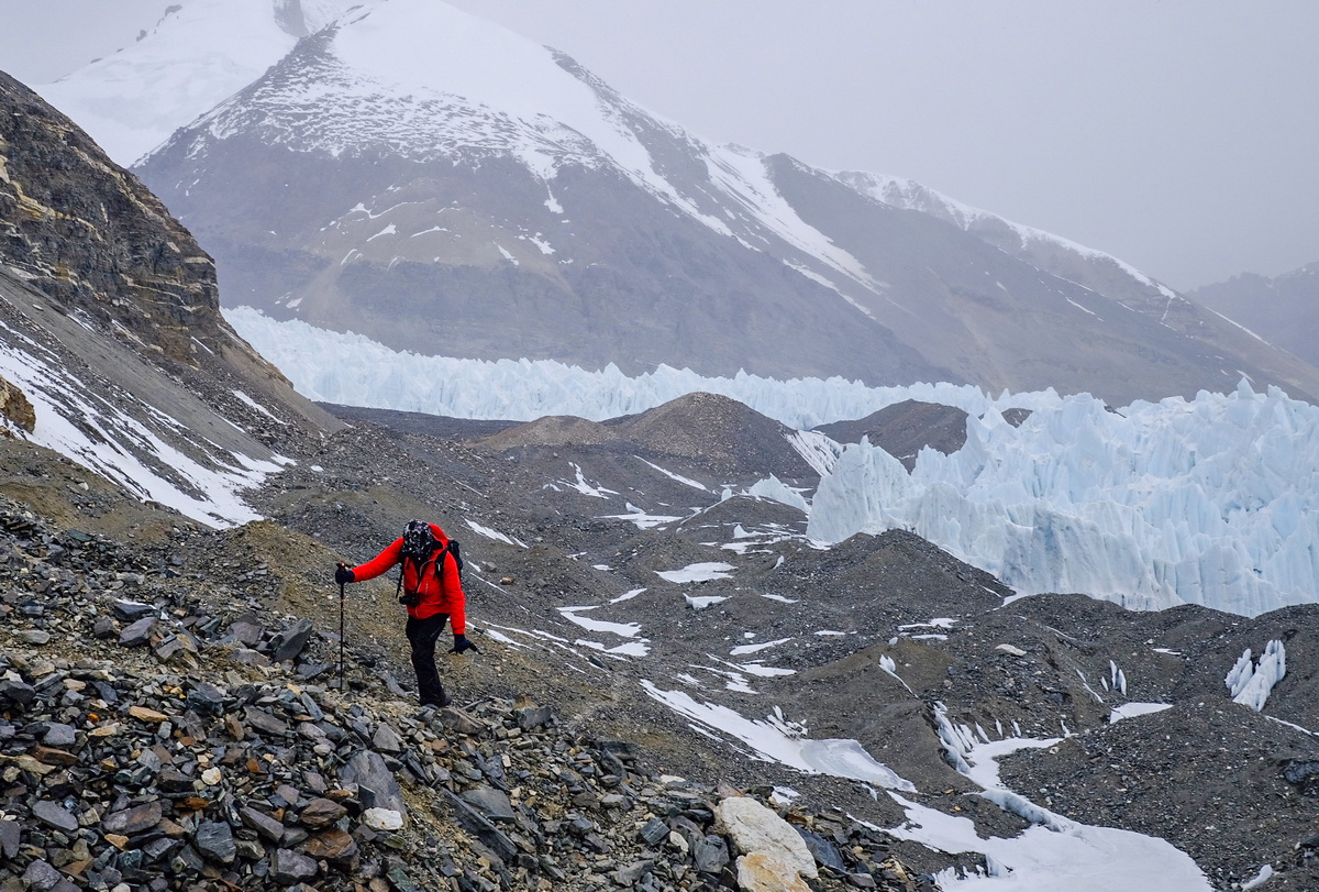 新华社记者洛卓嘉措徒步前往海拔6500米的珠峰前进营地（5月20日摄）。