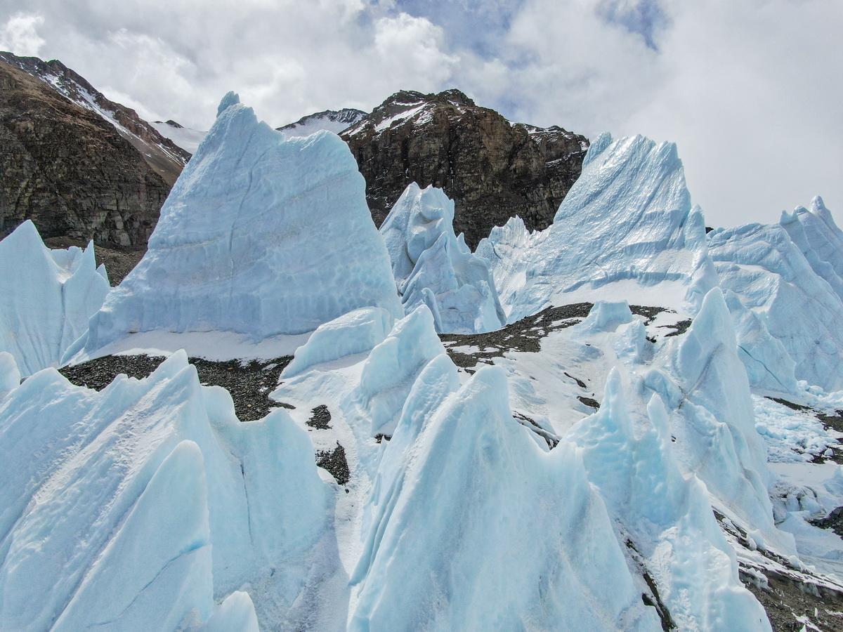 5月20日在前往海拔6500米珠峰前进营地途中拍摄的冰塔林（无人机照片）。