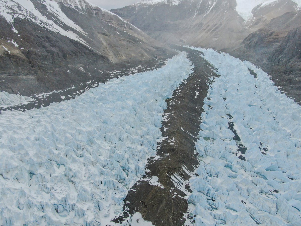 5月20日，记者沿冰川中间的山脊，前往海拔6500米的珠峰前进营地（无人机照片）。