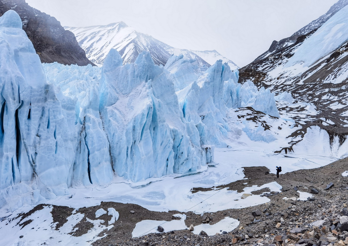 前往海拔6500米珠峰前进营地途中的冰塔林（5月20日摄）。
