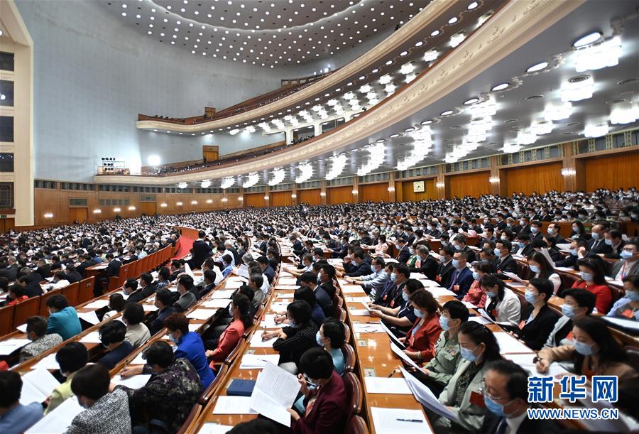 5月21日，中国人民政治协商会议第十三届全国委员会第三次会议在北京人民大会堂开幕。这是委员们在认真听会。 新华社记者 李学仁 摄