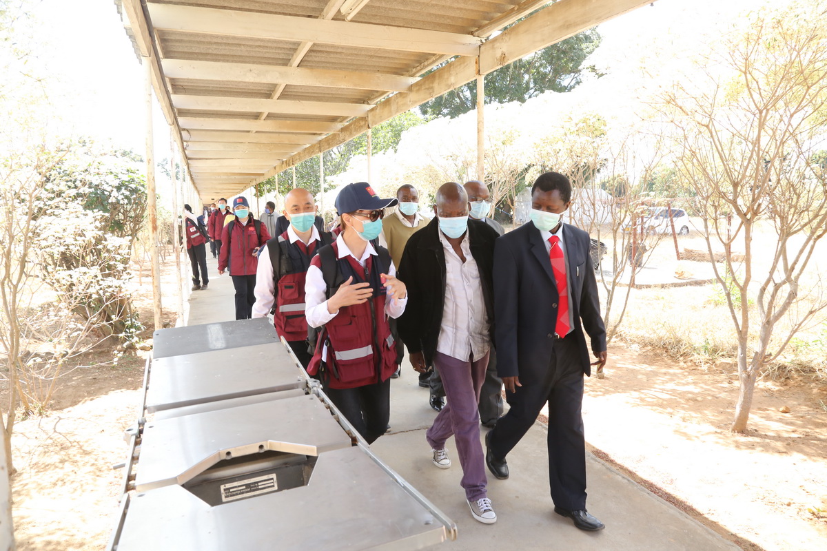 5月19日，專家組參觀津巴布韋中馬紹納蘭省的姆武爾維醫院並提出建議。