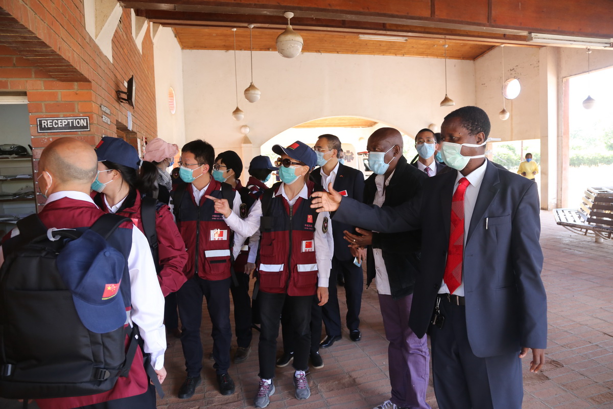 5月19日，專家組參觀津巴布韋中馬紹納蘭省的姆武爾維醫院並提出建議。