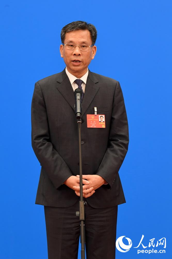 财政部部长刘昆通过网络视频方式接受采访。