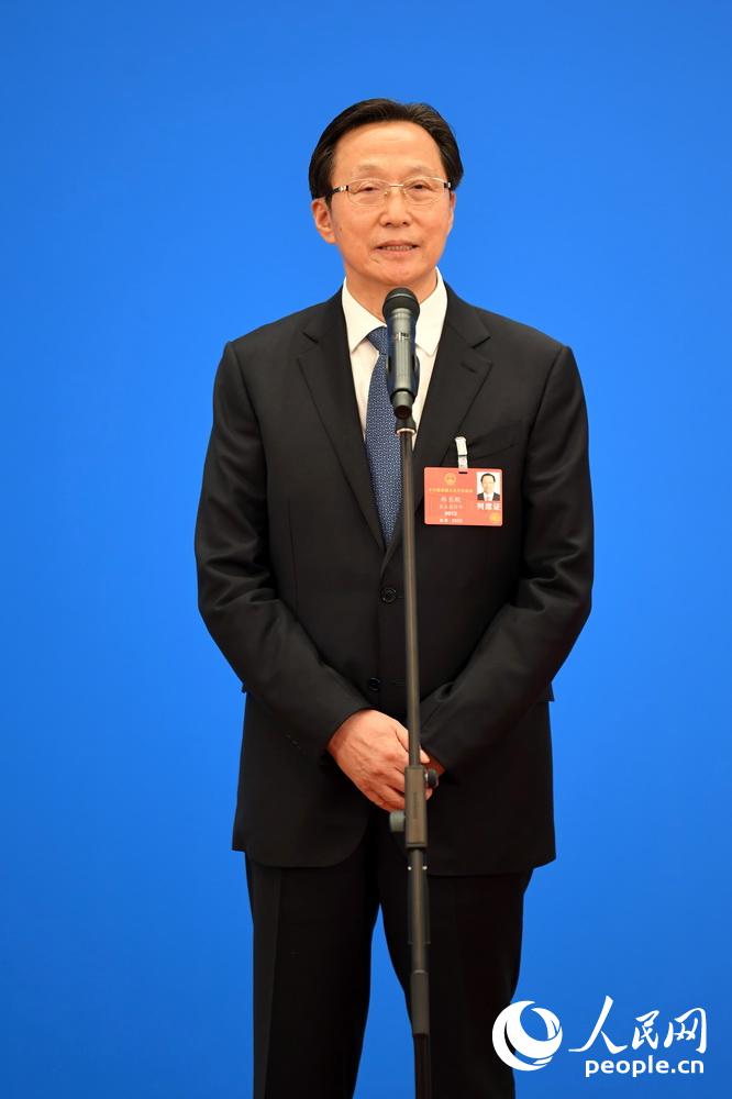 农业农村部部长韩长赋通过网络视频方式接受采访。
