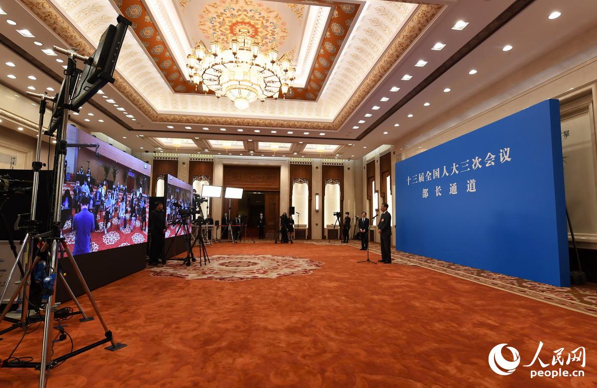 财政部部长刘昆通过网络视频方式接受采访。
