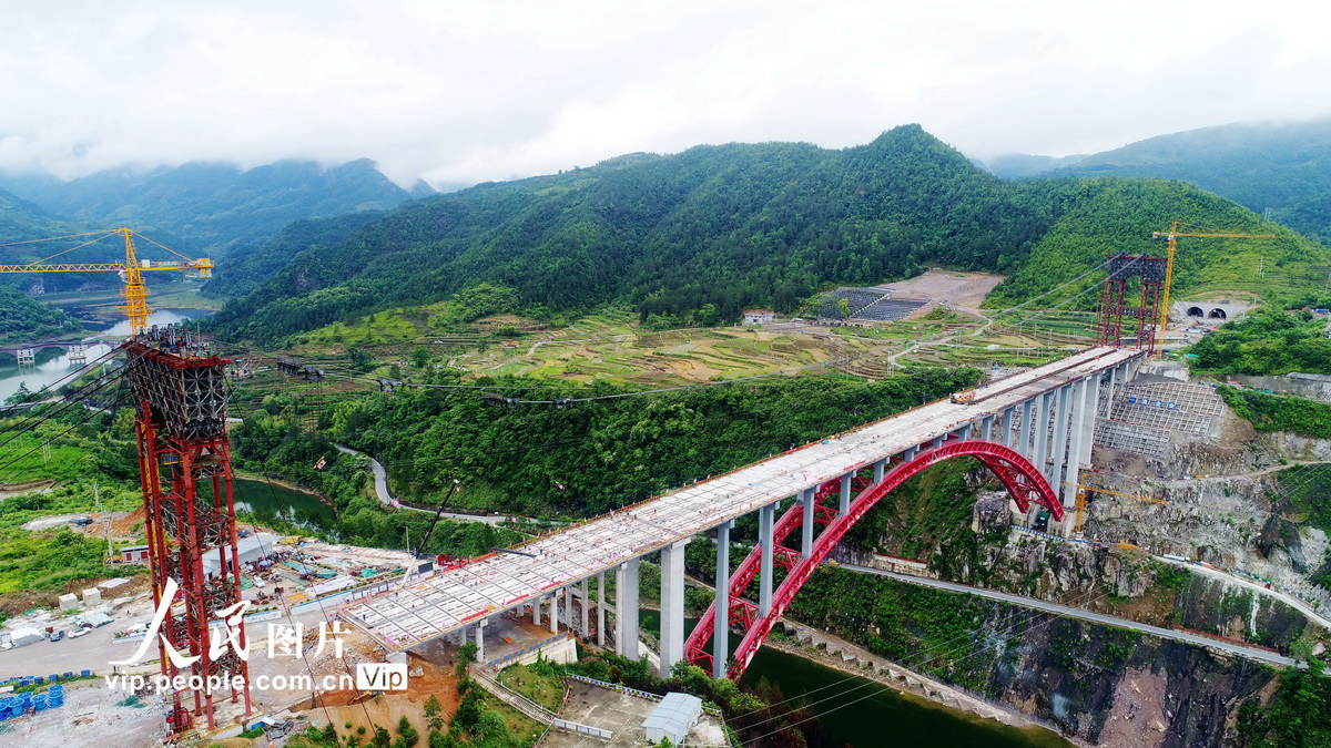 5月22日，俯瞰文泰高速公路南浦溪特大橋橋面板吊裝現場。