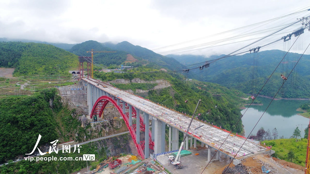 5月22日，俯瞰文泰高速公路南浦溪特大橋橋面板吊裝現場。
