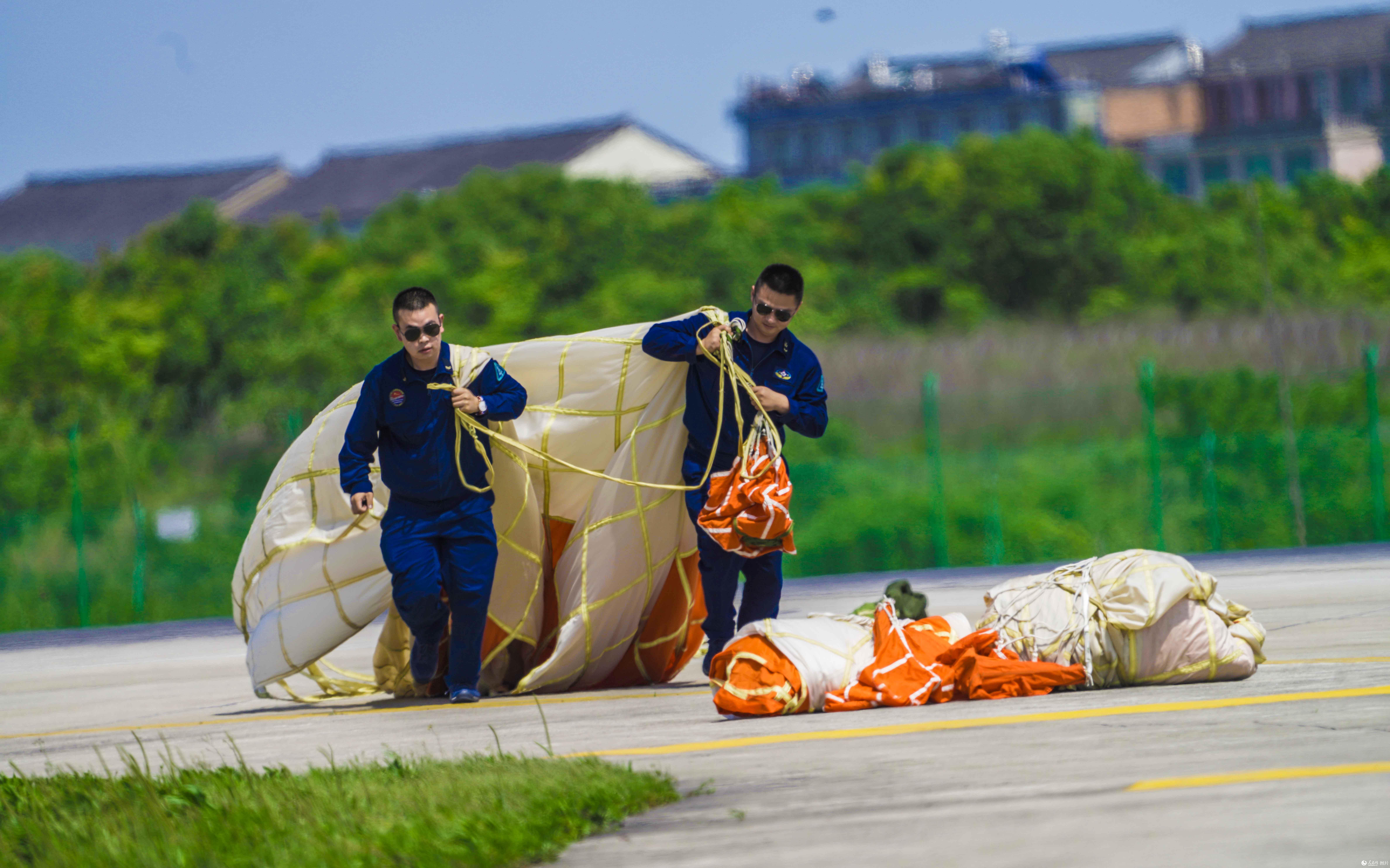機務官兵回收減速傘。