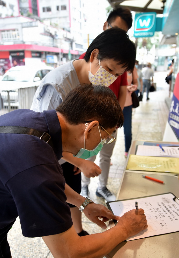 5月23日，香港市民在街頭簽名，支持國家安全立法。新華社記者 盧炳輝 攝