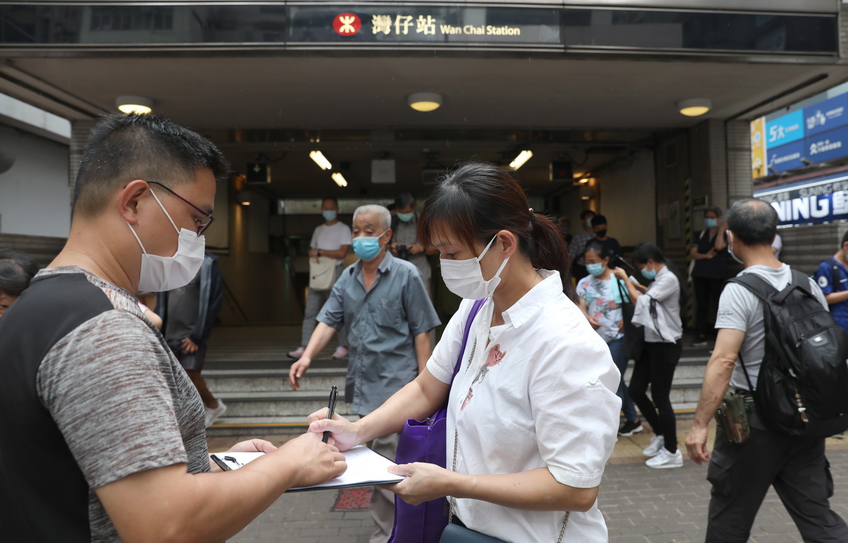 5月23日，香港市民在街頭簽名，支持國家安全立法。新華社記者 吳曉初 攝