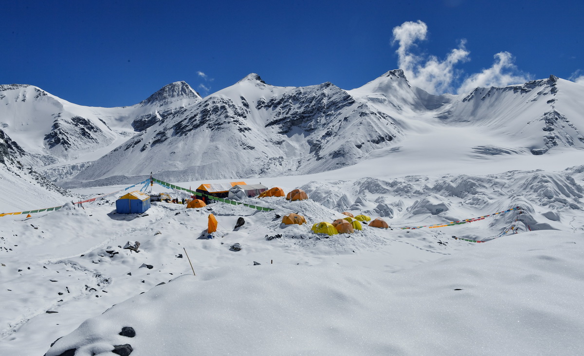 被大雪覆蓋的海拔6500米的珠峰前進營地（5月22日攝）。