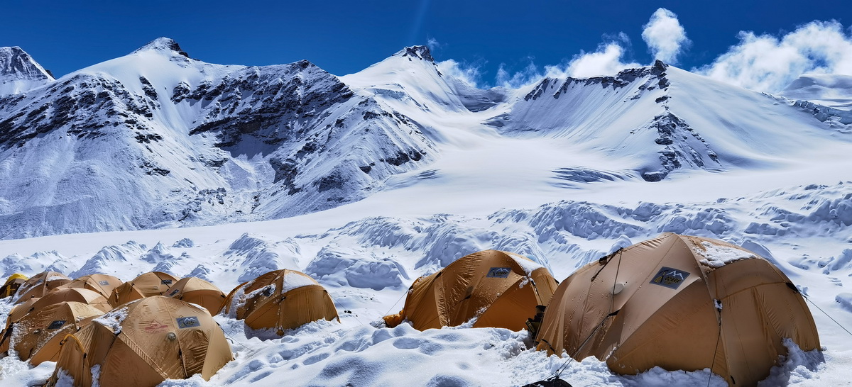 被大雪覆蓋的海拔6500米的珠峰前進營地（5月22日攝，手機照片）。