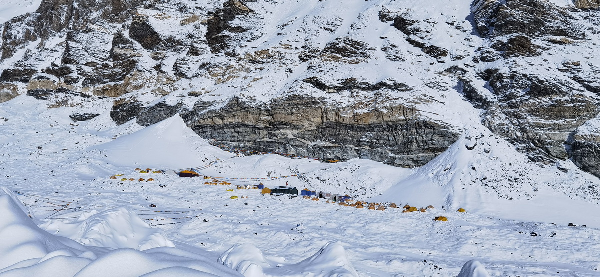 位於珠峰東絨布冰川旁海拔6500米的珠峰前進營地（5月22日攝，手機照片）。