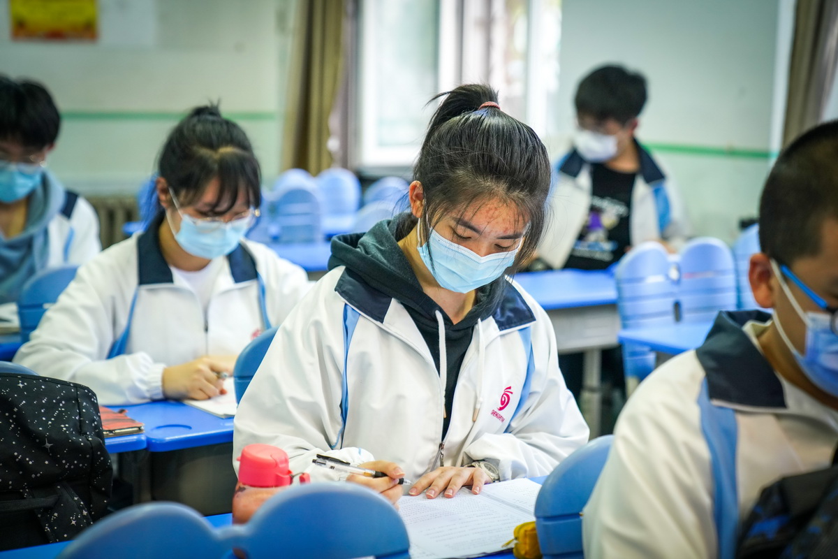 5月25日，黑龙江省实验中学毕业年级学生在教室中学习。
