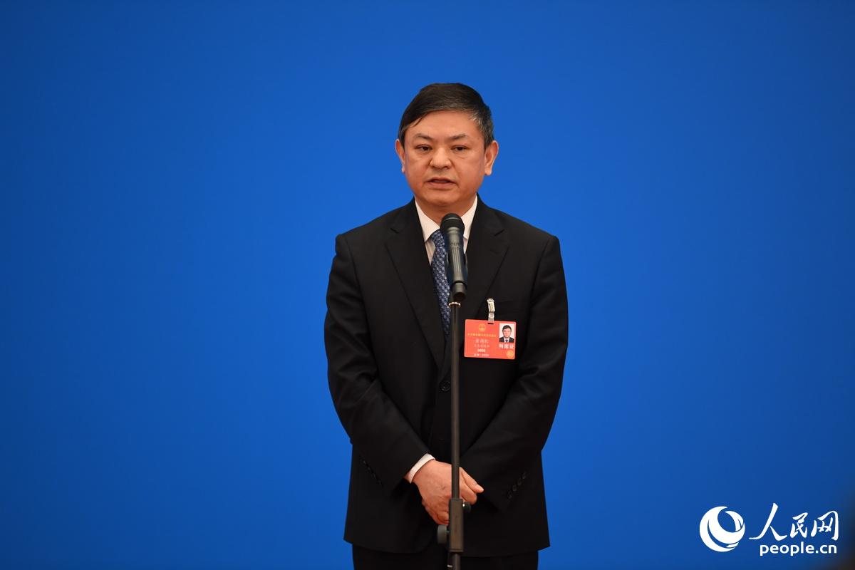 这是生态环境部部长黄润秋通过网络视频方式接受采访。