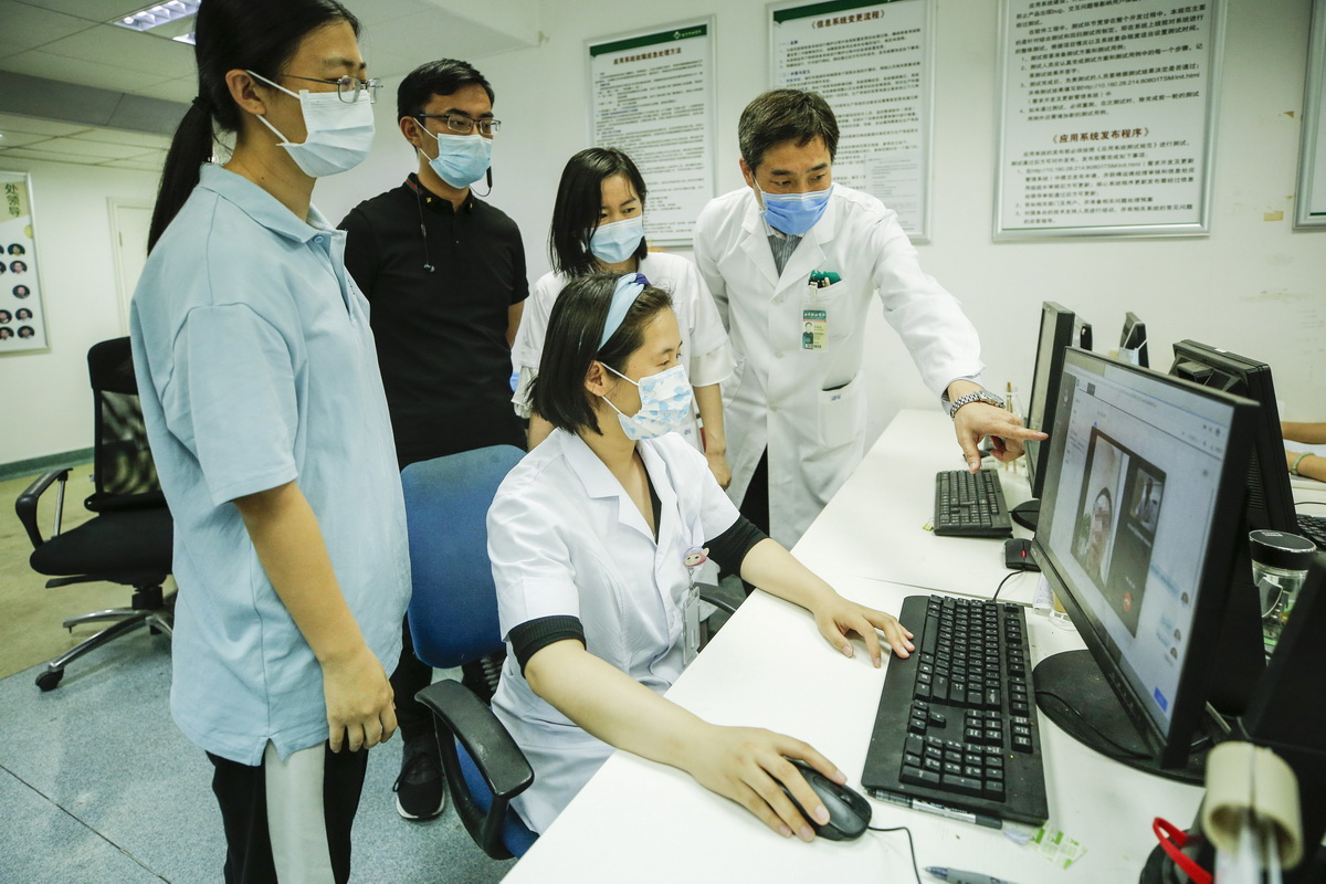 5月25日，北京協和醫院信息管理處互聯網診療開發組工程師在巡檢系統運行情況。