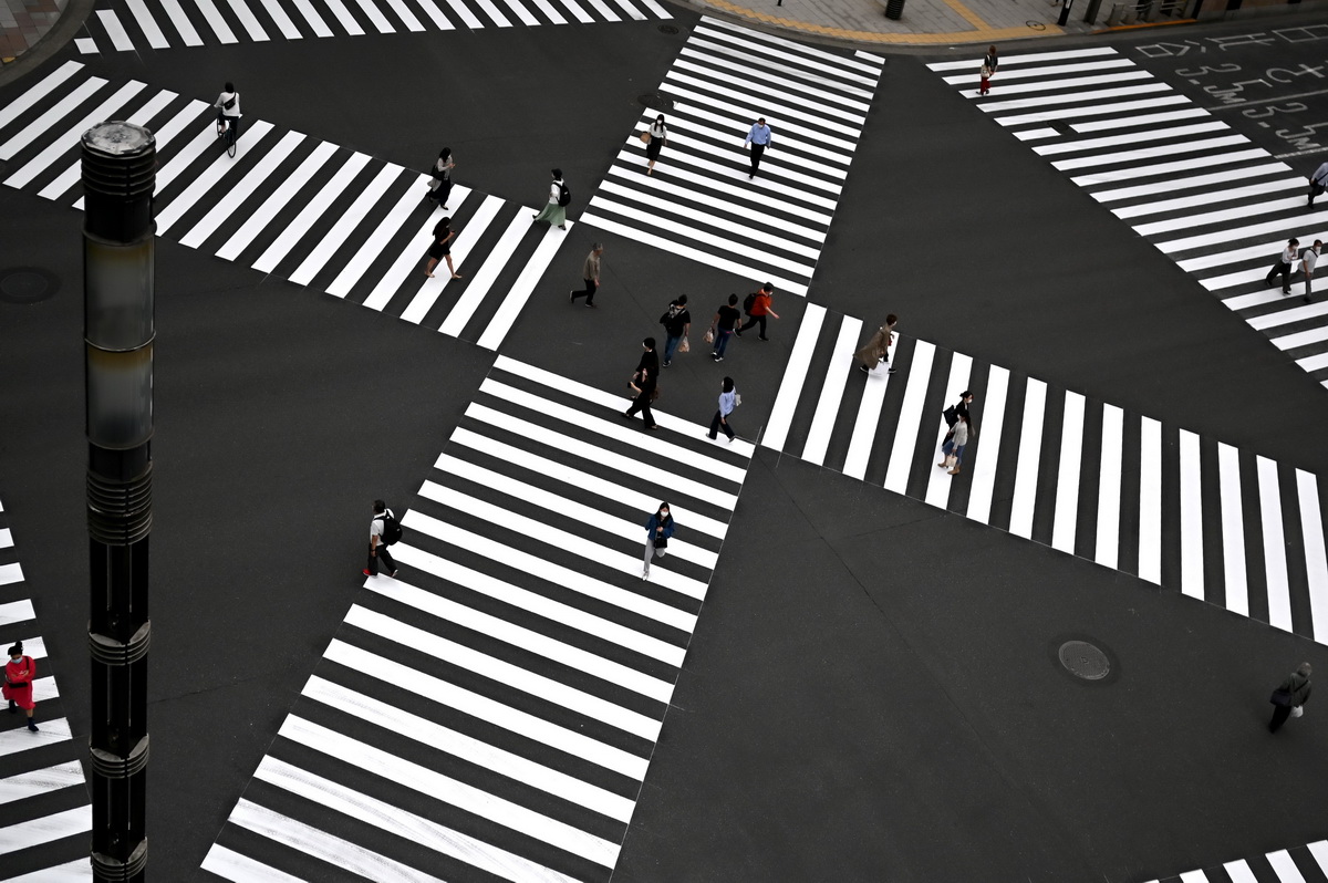 5月25日，在日本東京，行人穿過一處十字路口。