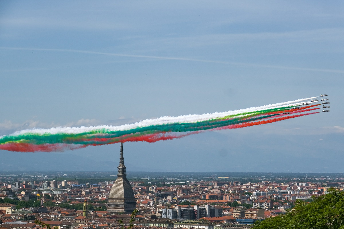 5月25日，意大利空军“三色箭”飞行表演队从都灵上空飞过。新华社发（费代里科·塔尔迪托摄）
