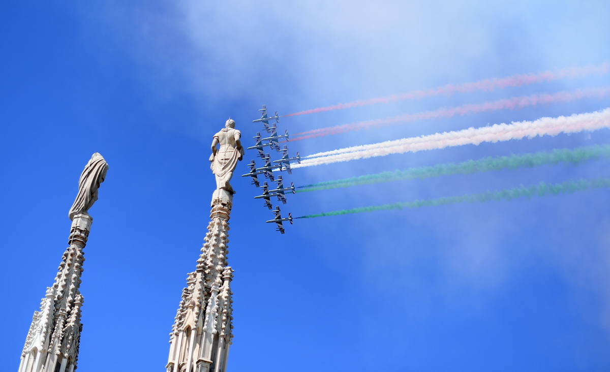 5月25日，意大利空軍“三色箭”飛行表演隊從米蘭上空飛過。新華社發