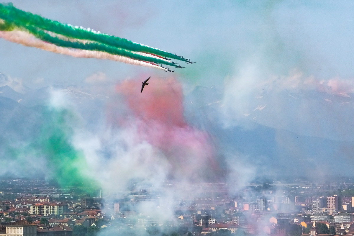 5月25日，意大利空軍“三色箭”飛行表演隊從都靈上空飛過。新華社發（費代裡科·塔爾迪托攝）