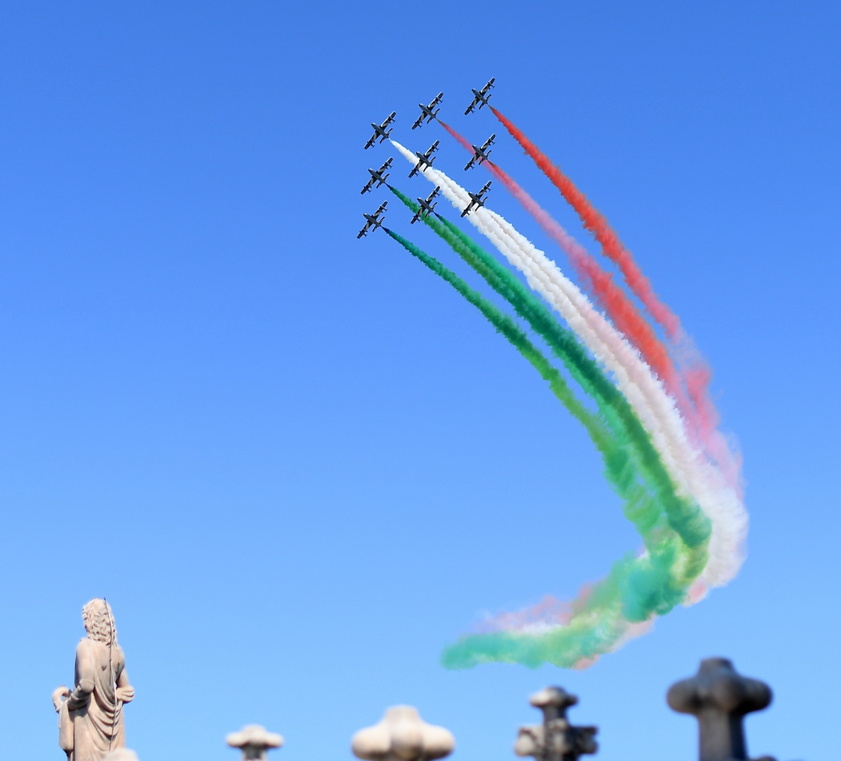 5月25日，意大利空军“三色箭”飞行表演队从米兰上空飞过。新华社发