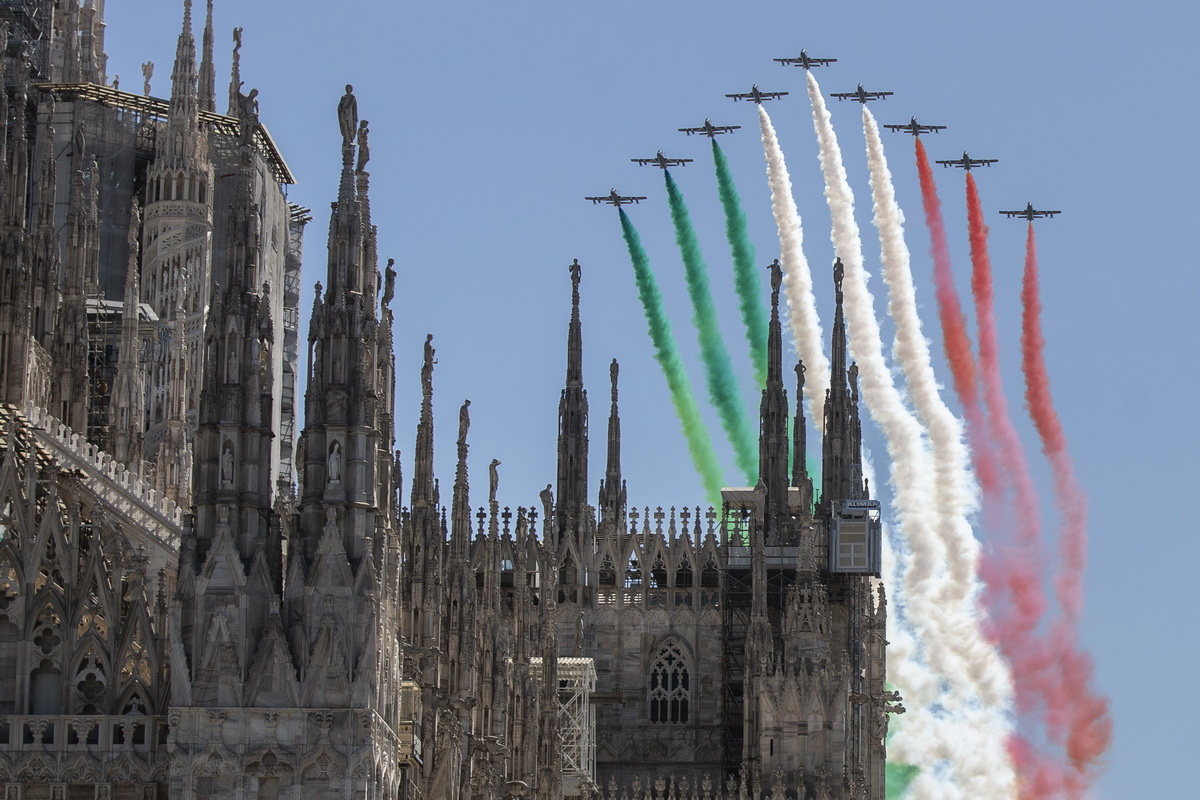 5月25日，意大利“三色箭”飞行表演队喷出代表意大利国旗的三色彩烟，从意大利米兰大教堂上空飞过。新华社/美联