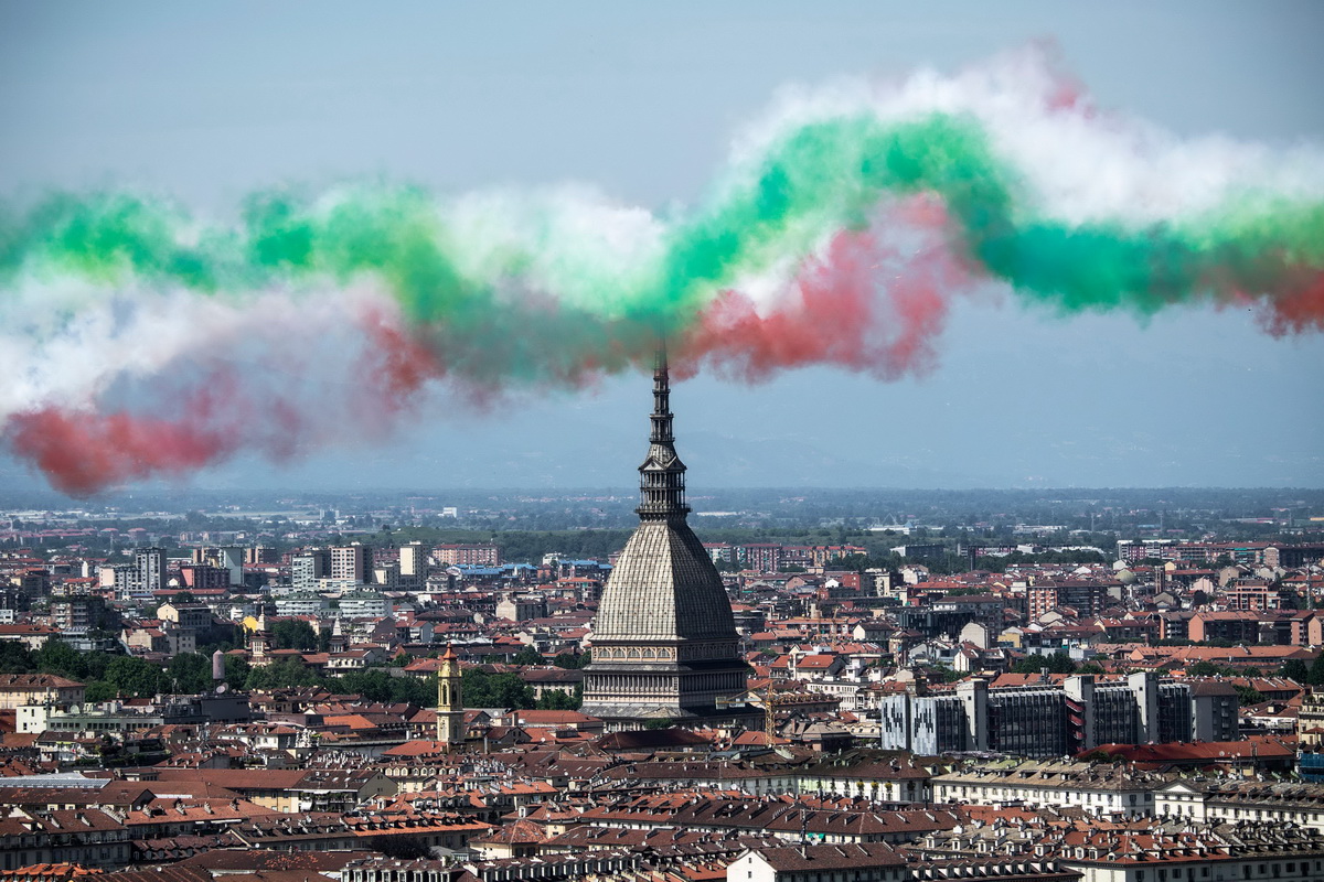 5月25日，意大利“三色箭”飞行表演队从意大利都灵上空飞过后，在天空留下代表意大利国旗的三色彩烟。新华社/法新