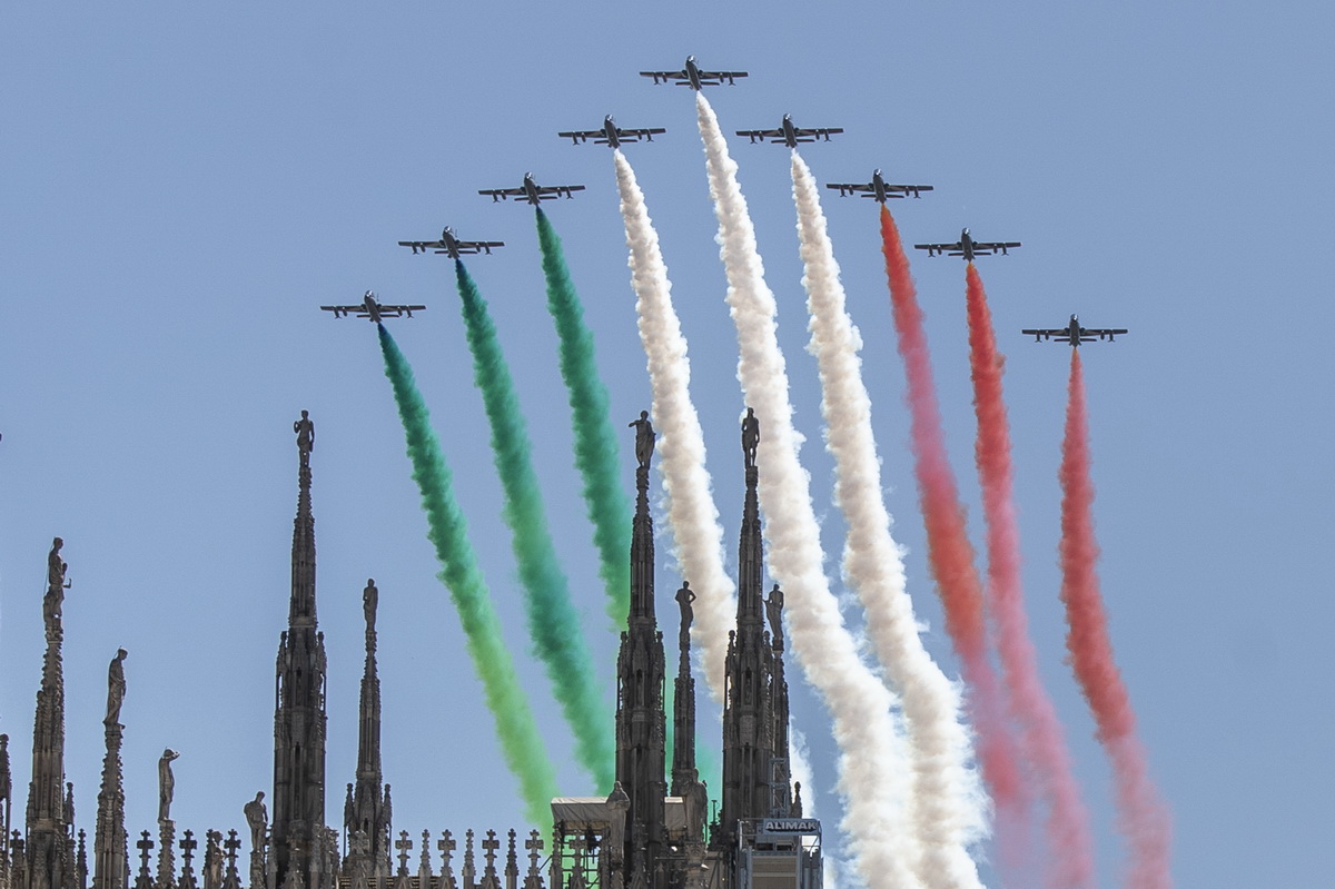 从25日起，意大利“三色箭”飞行表演队将在意大利多个城市举行飞行表演。新华社/美联