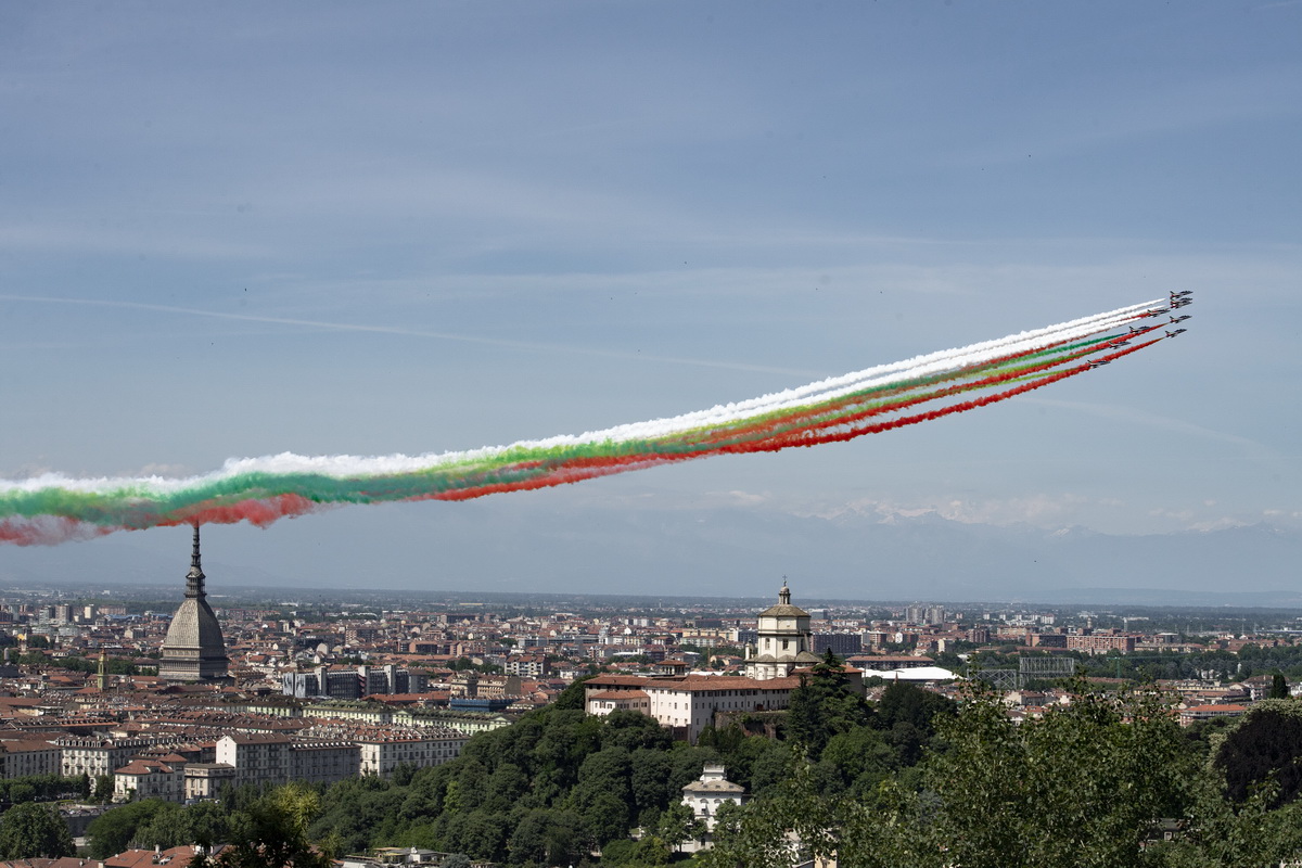 5月25日，意大利“三色箭”飞行表演队喷出代表意大利国旗的三色彩烟，从意大利都灵上空飞过。新华社/美联